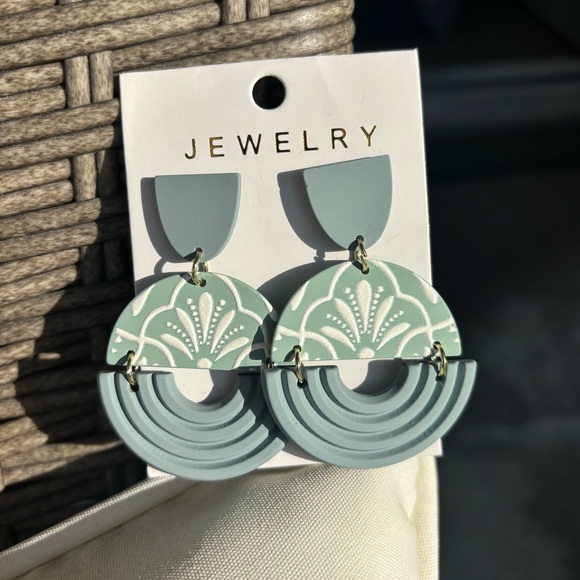 🇨🇦 Handmade Lightweight Clay Earrings - Picture 3 of 5